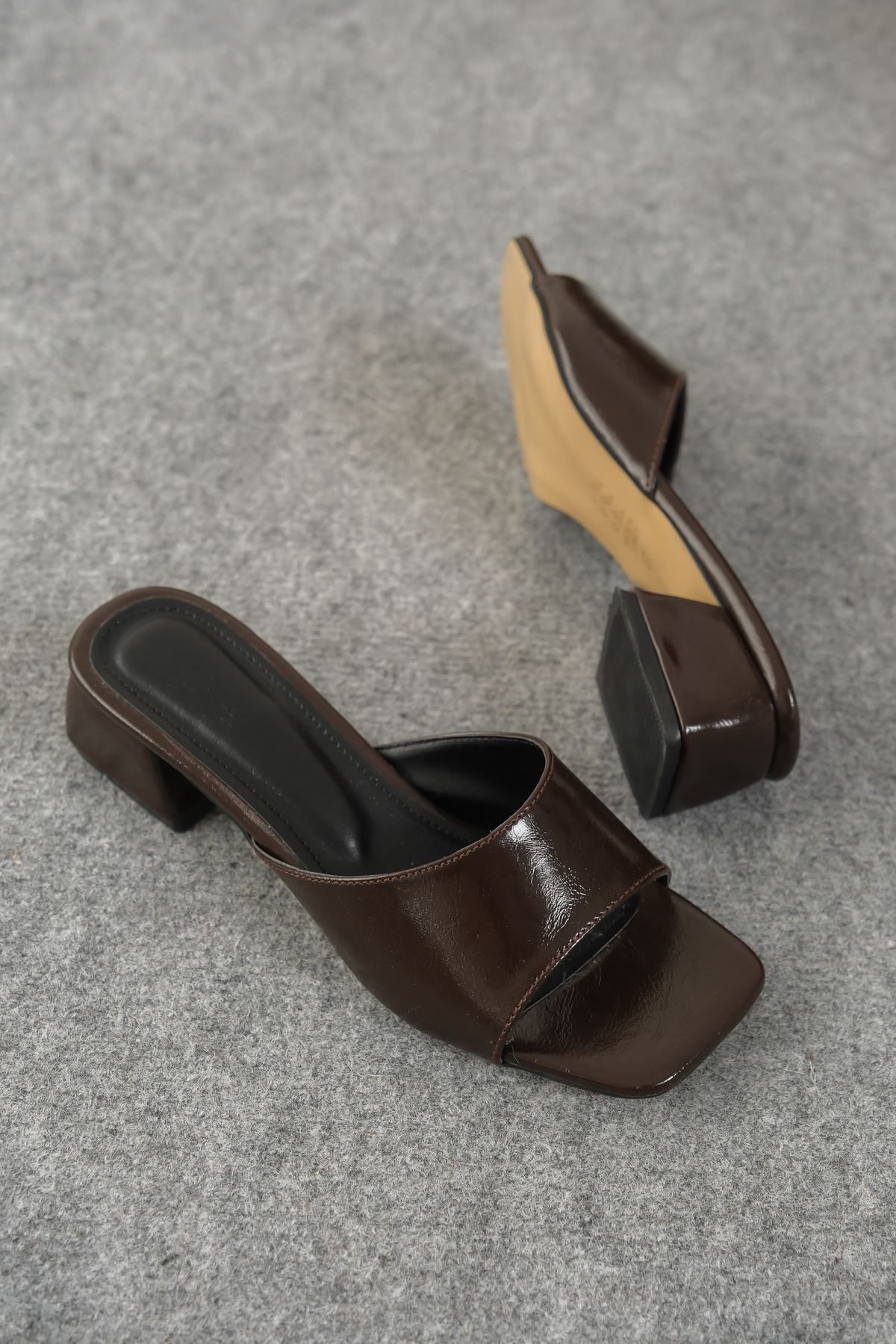 Kadın Vinor Kısa Topuklu Terlik - Kahve-Rugan