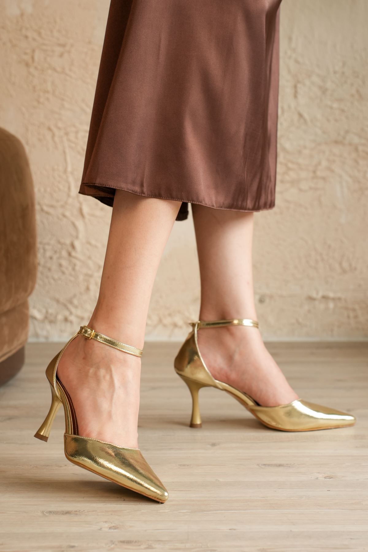 Kadın Rustik İnce Topuklu Ayakkabı - Altın