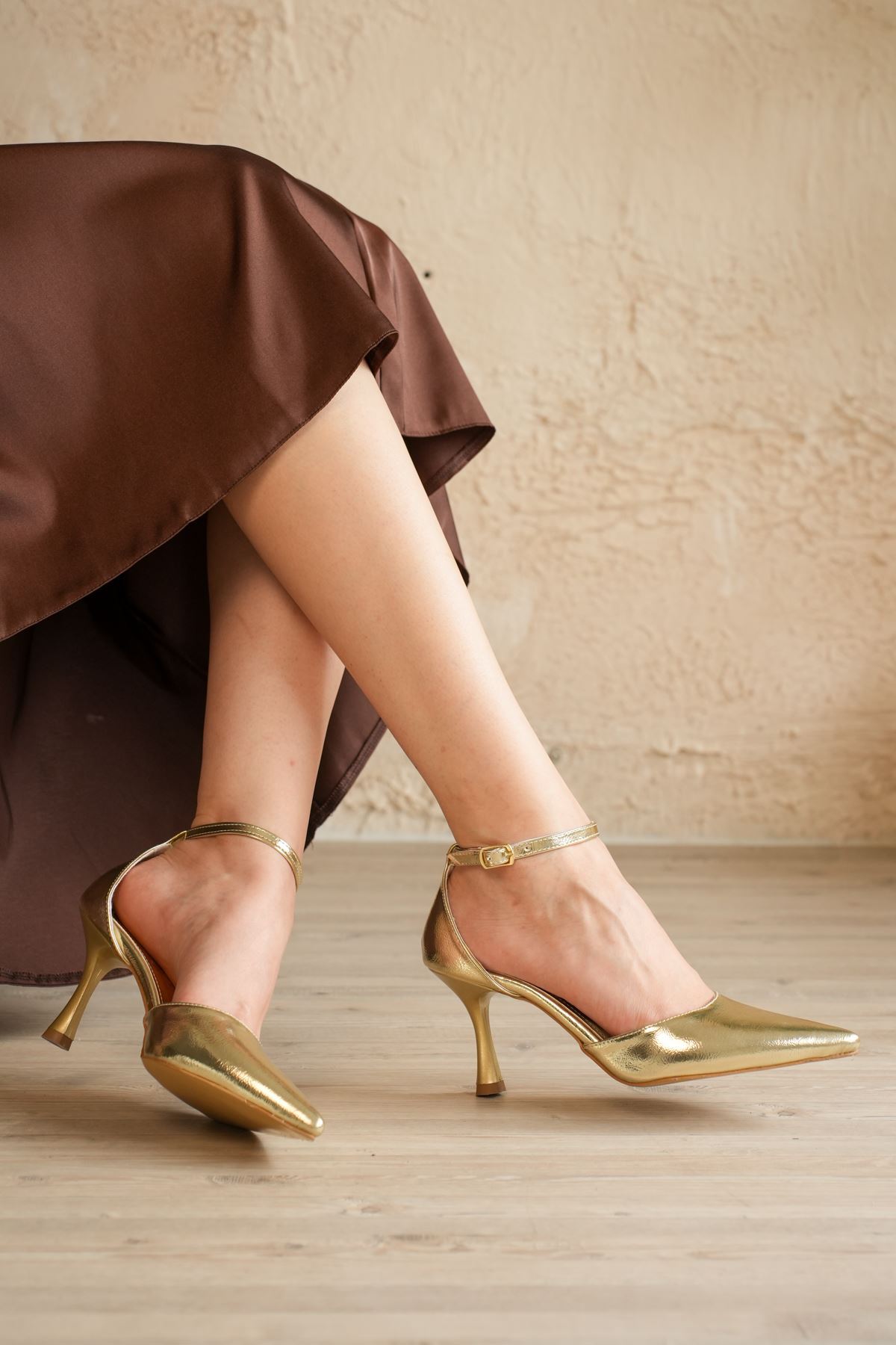 Kadın Rustik İnce Topuklu Ayakkabı - Altın