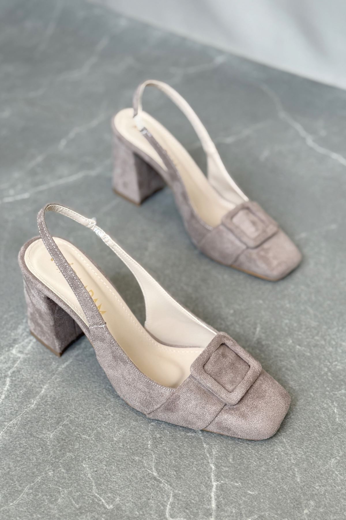 Kadın Jine  Köşe Burun Kare Toka Topuklu Ayakkabı - Vizon